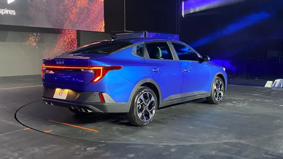Kia K3 2025 frente lateral mostrando su diseño fastback