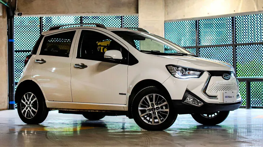 Interior del JAC e-SEi1 mostrando el tablero y pantalla