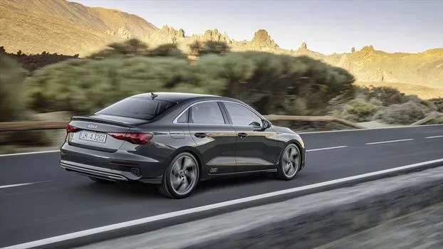 Audi A3 Sedán 2021 frente y perfil