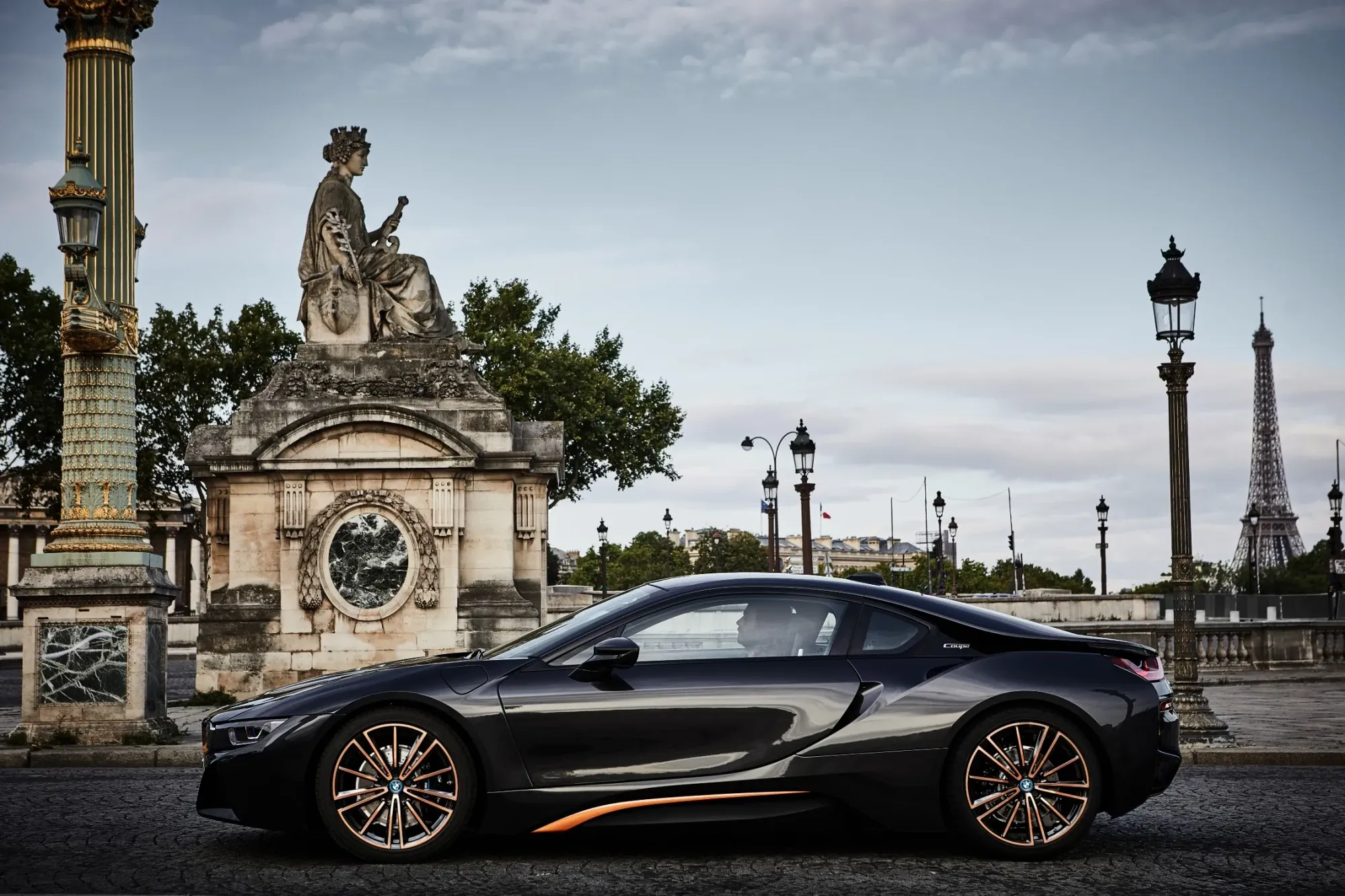 Interior del BMW i8 Ultimate Sophisto con acabados en cuero y detalles exclusivos en cobre