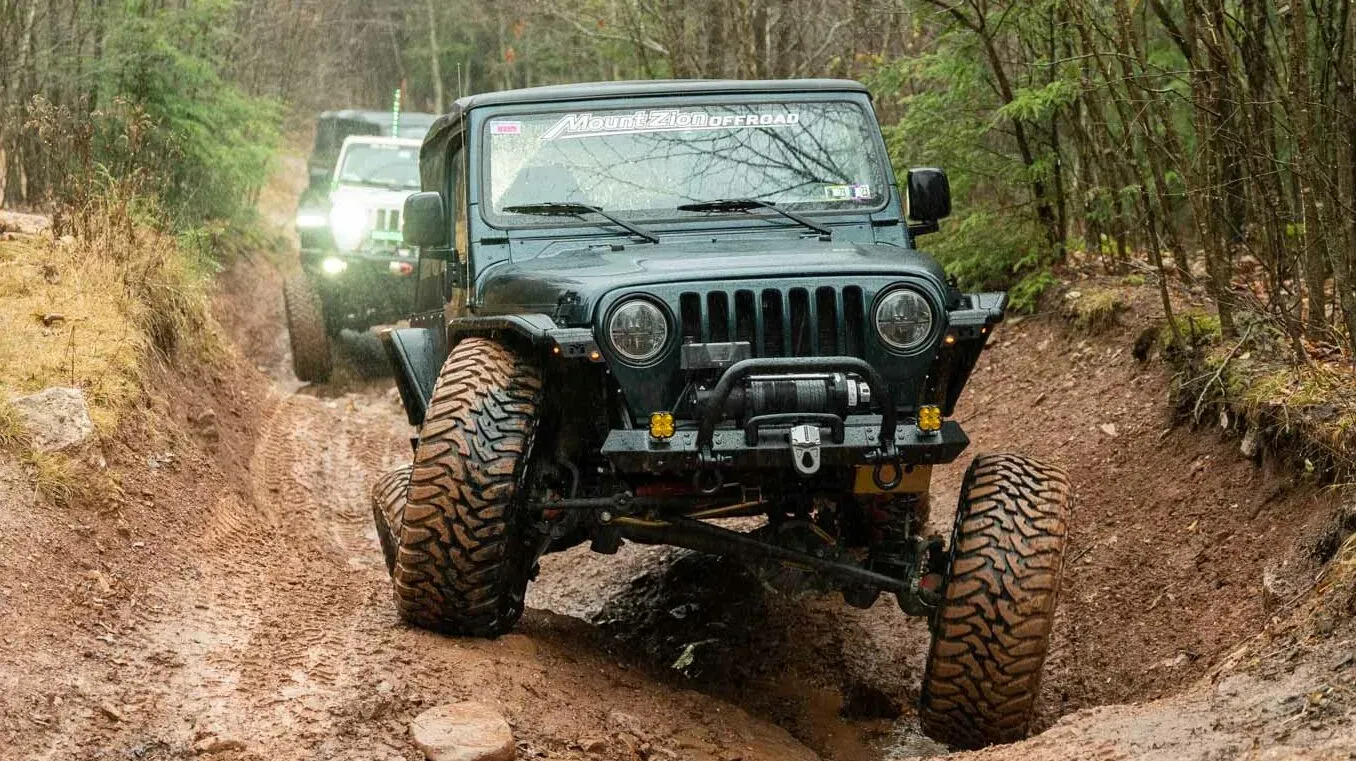 Sistema de suspensión reforzado de un vehículo off-road
