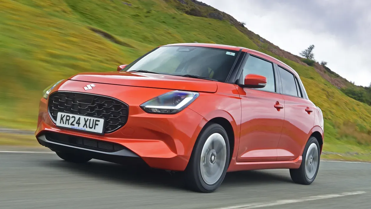 Suzuki Swift 2024 frontal en color rojo