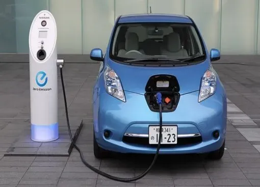 Vehículo eléctrico cargando