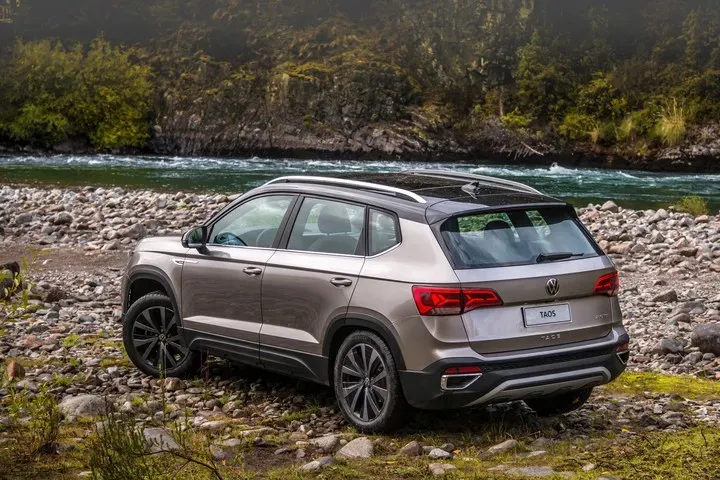 Vista trasera del Volkswagen Taos mostrando su amplitud