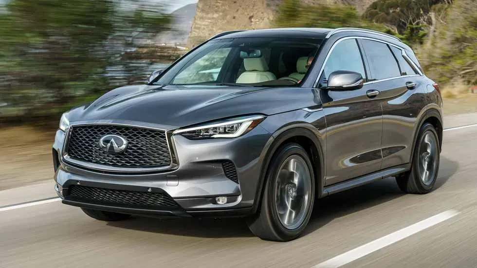 Interior del Infiniti QX50 2018, mostrando salpicadero y consola central
