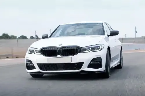 Vista frontal y lateral del BMW Serie 3 318i