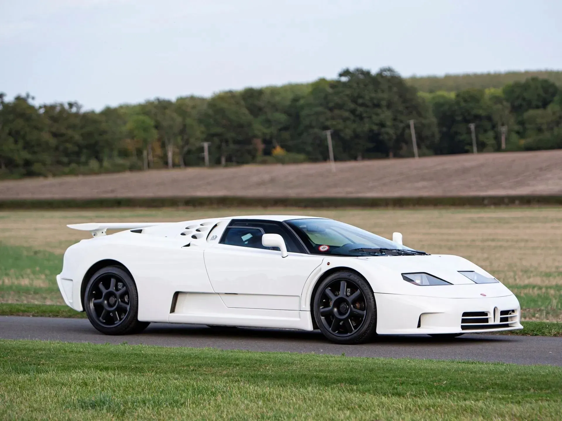 Interior y perfil del Bugatti EB110