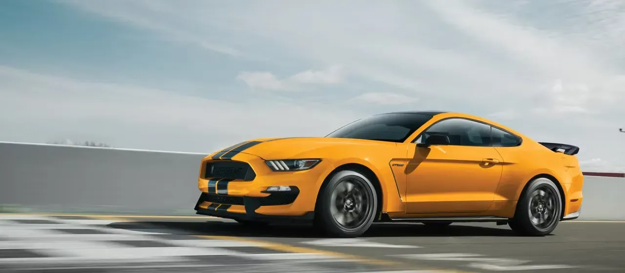 Shelby GT350 en perfil
