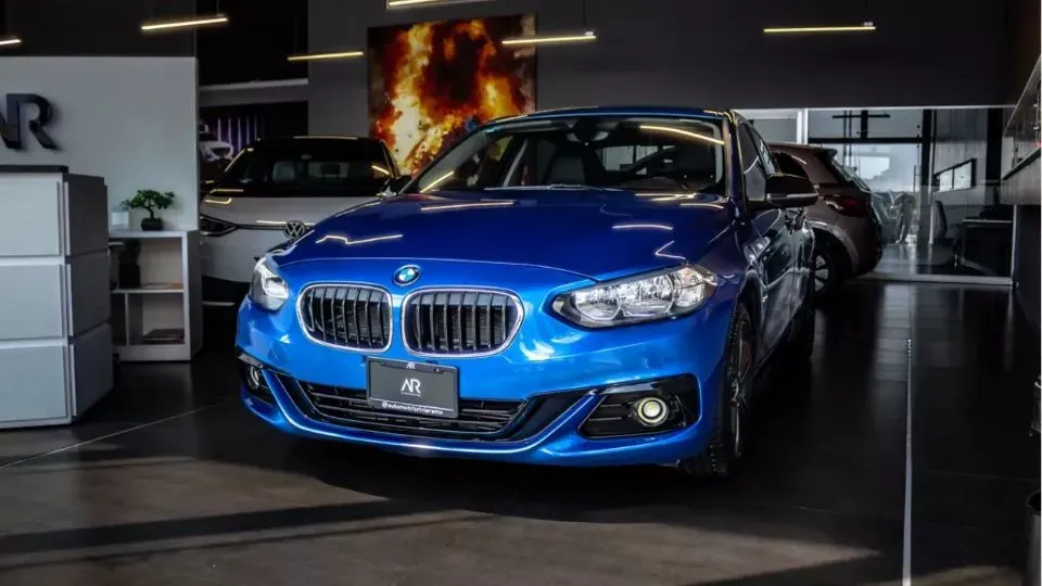 BMW Serie 1 Sedán 2024 frontal