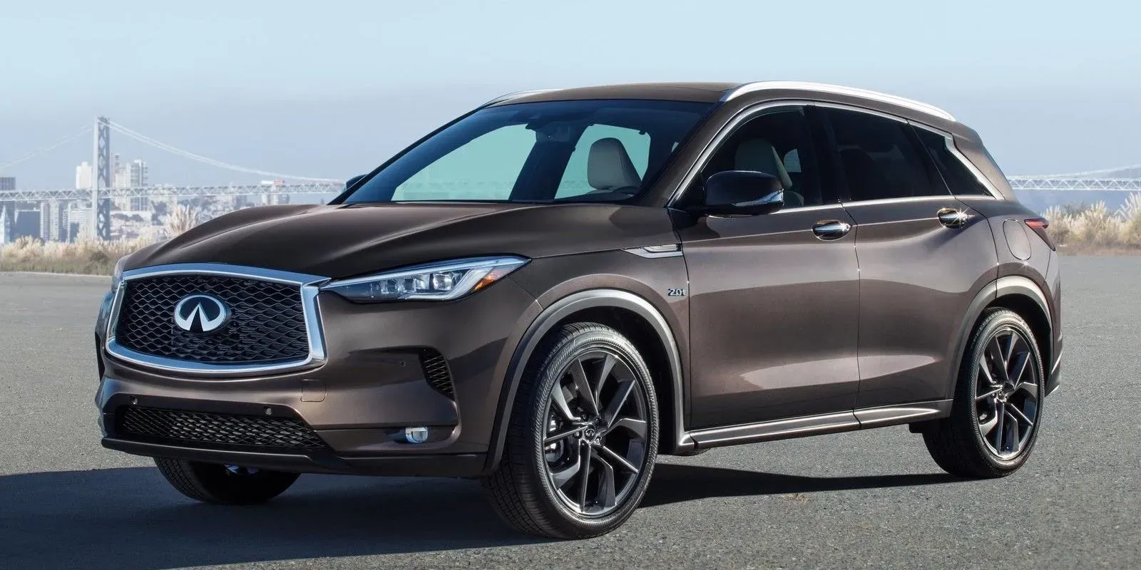 Infiniti QX50 2018 frente y perfil en carretera