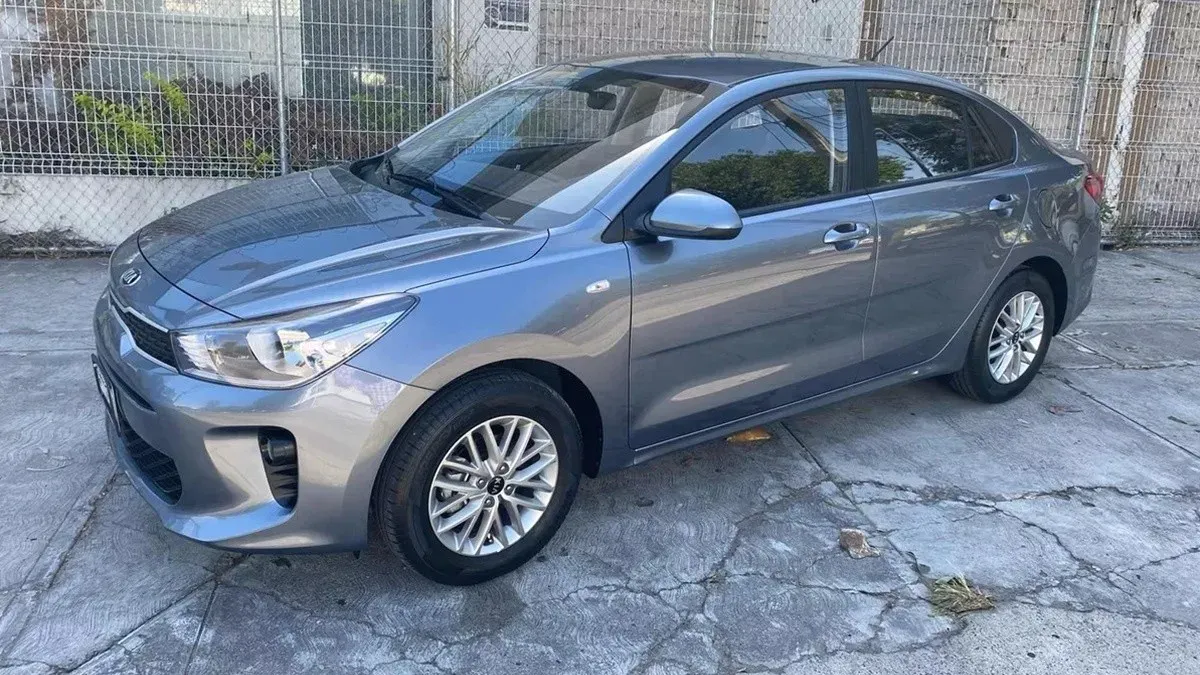 Kia rio sedán 2024 frontal y perfil