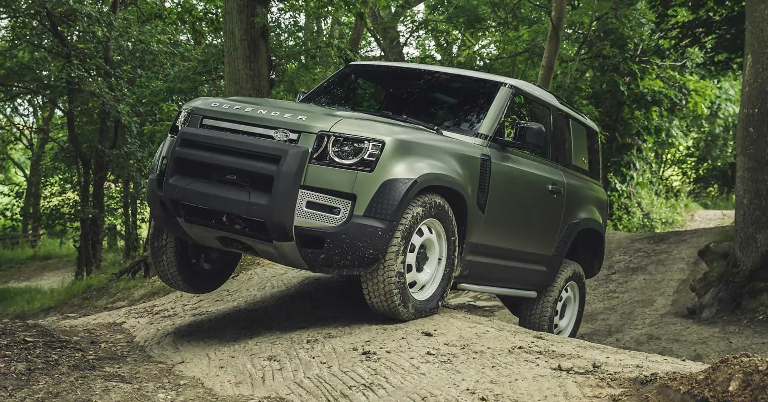 Land Rover Defender 2024 en terreno rocoso