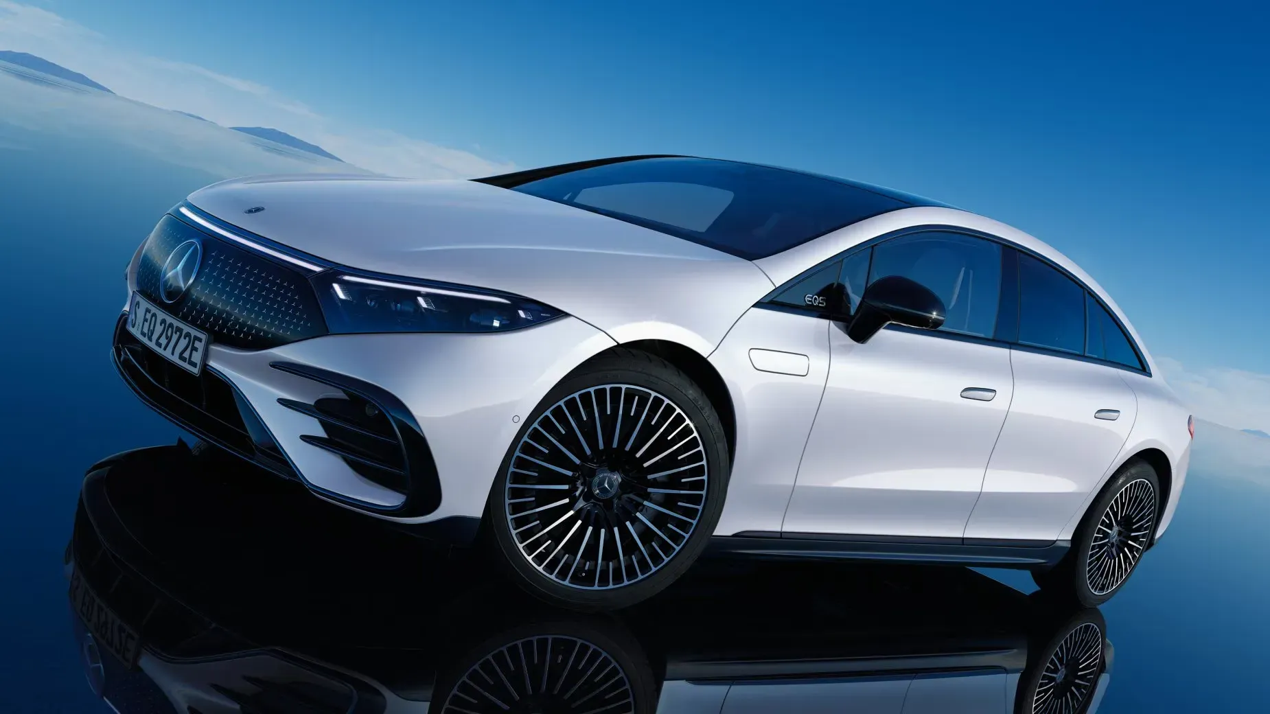 Mercedes-Benz EQA frontal mostrando su diseño EQ