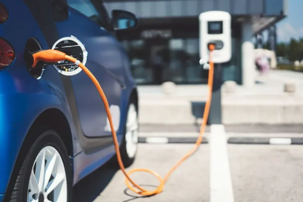 auto eléctrico circulando en una ciudad de méxico