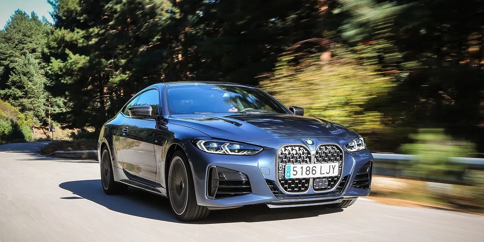 BMW Serie 4 Coupé 2025 frontal con icónica parrilla