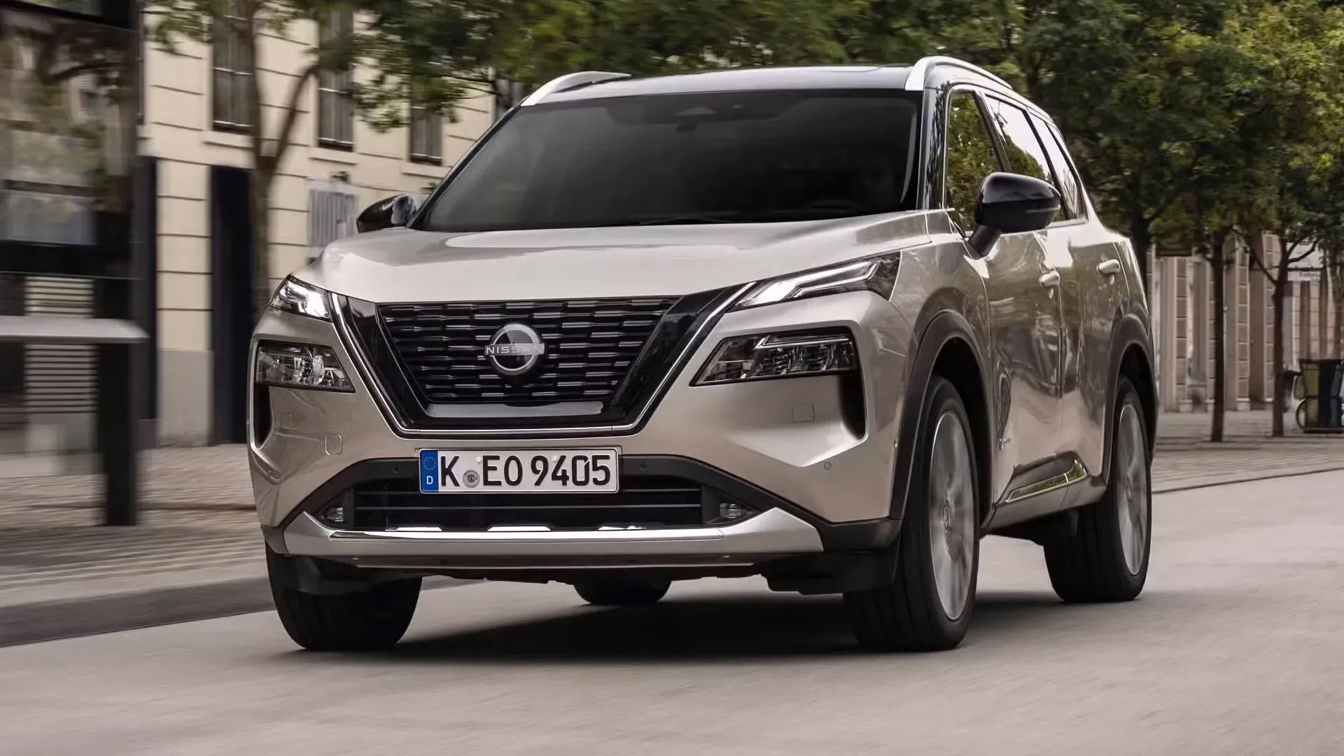 Interior del Nissan X-Trail e-POWER 2023 con pantallas digitales