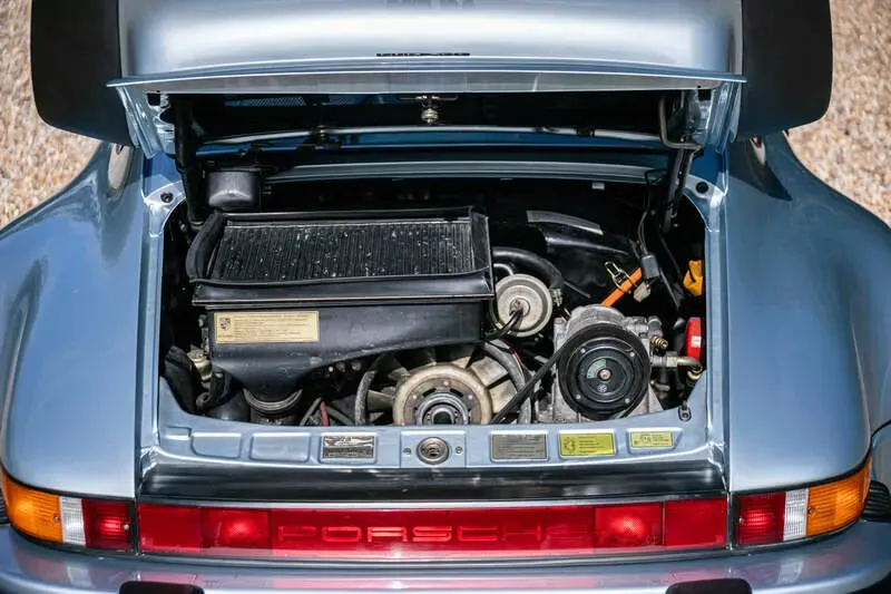 Exterior trasero motor del porsche 911 turbo 1989