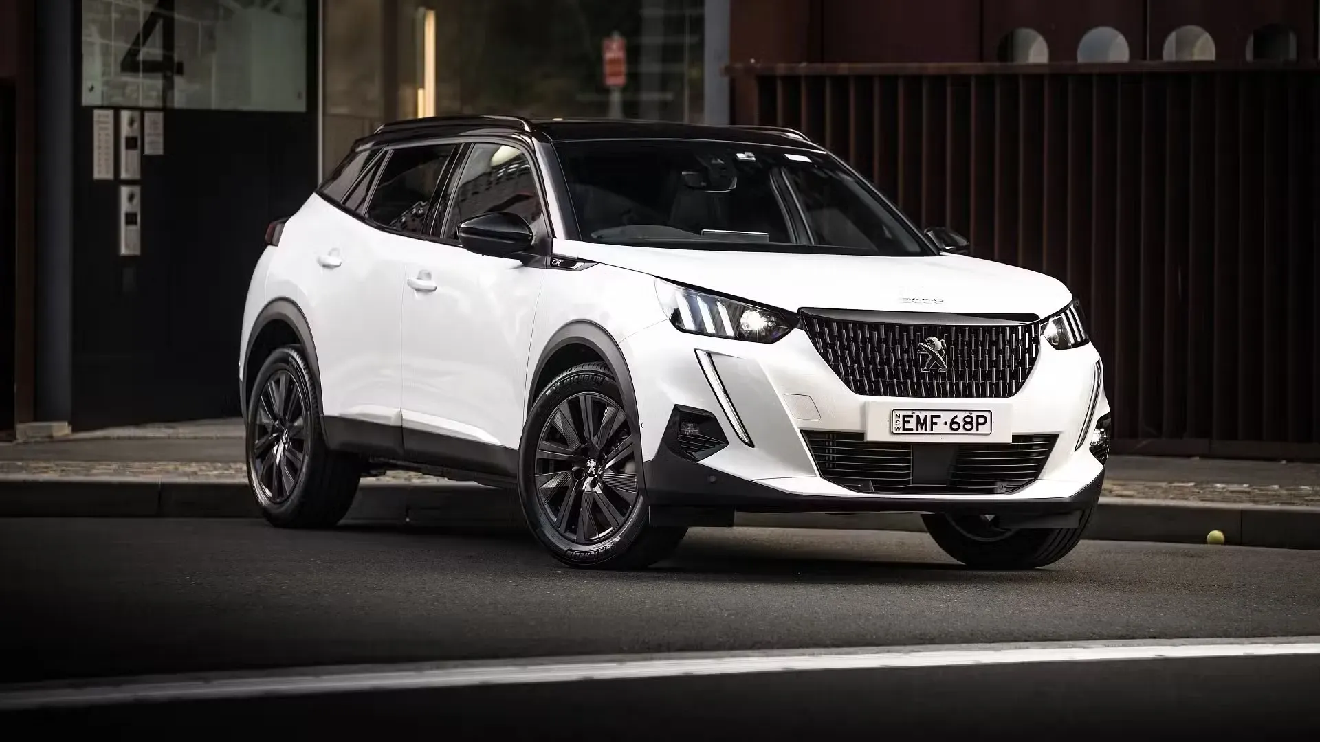 Peugeot 2008 GT 2021 de perfil mostrando sus rines de 18 pulgadas