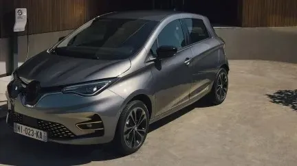 Interior del Renault Zoe con pantalla táctil y volante multifunción