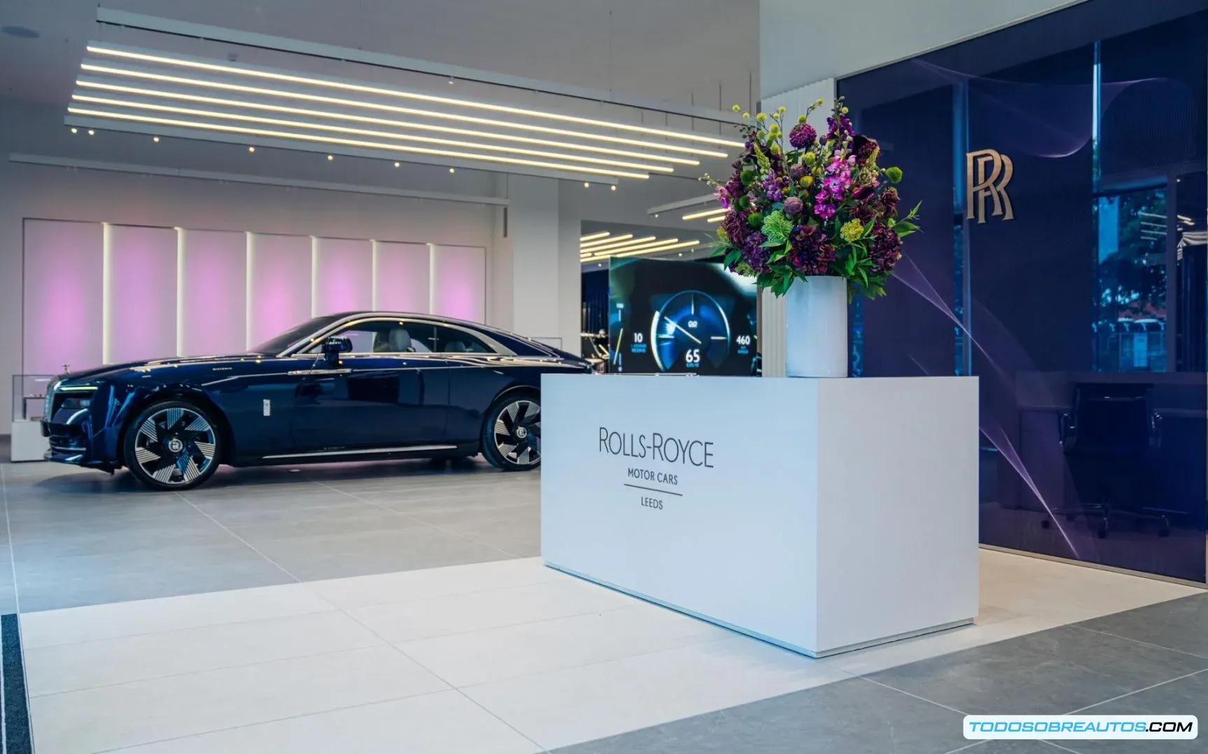 Vista general del nuevo showroom Rolls-Royce en Leeds, mostrando su diseño moderno y elegante.