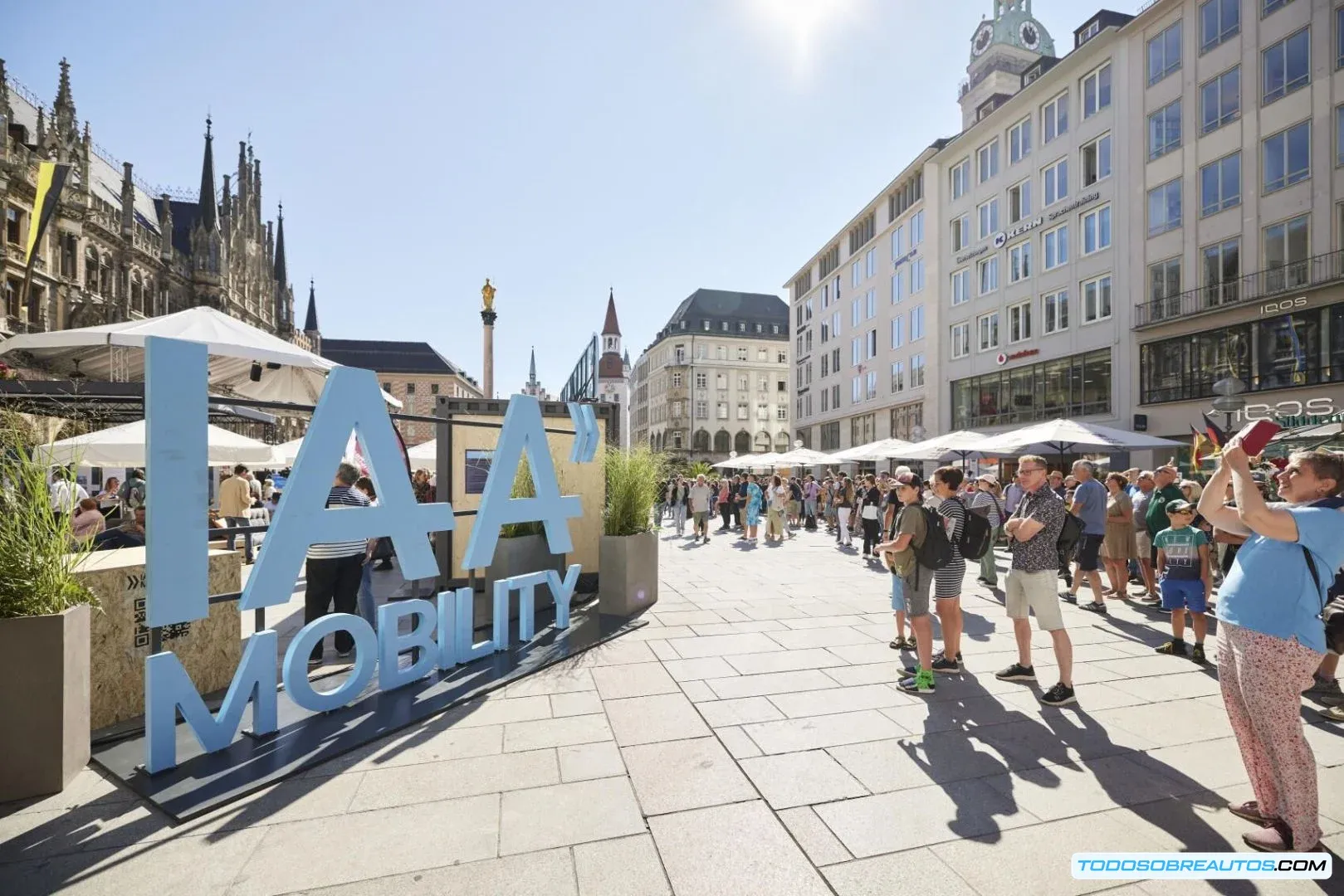 Imagen de la iaa mobility 2023 mostrando gran cantidad vehículos y expositores.