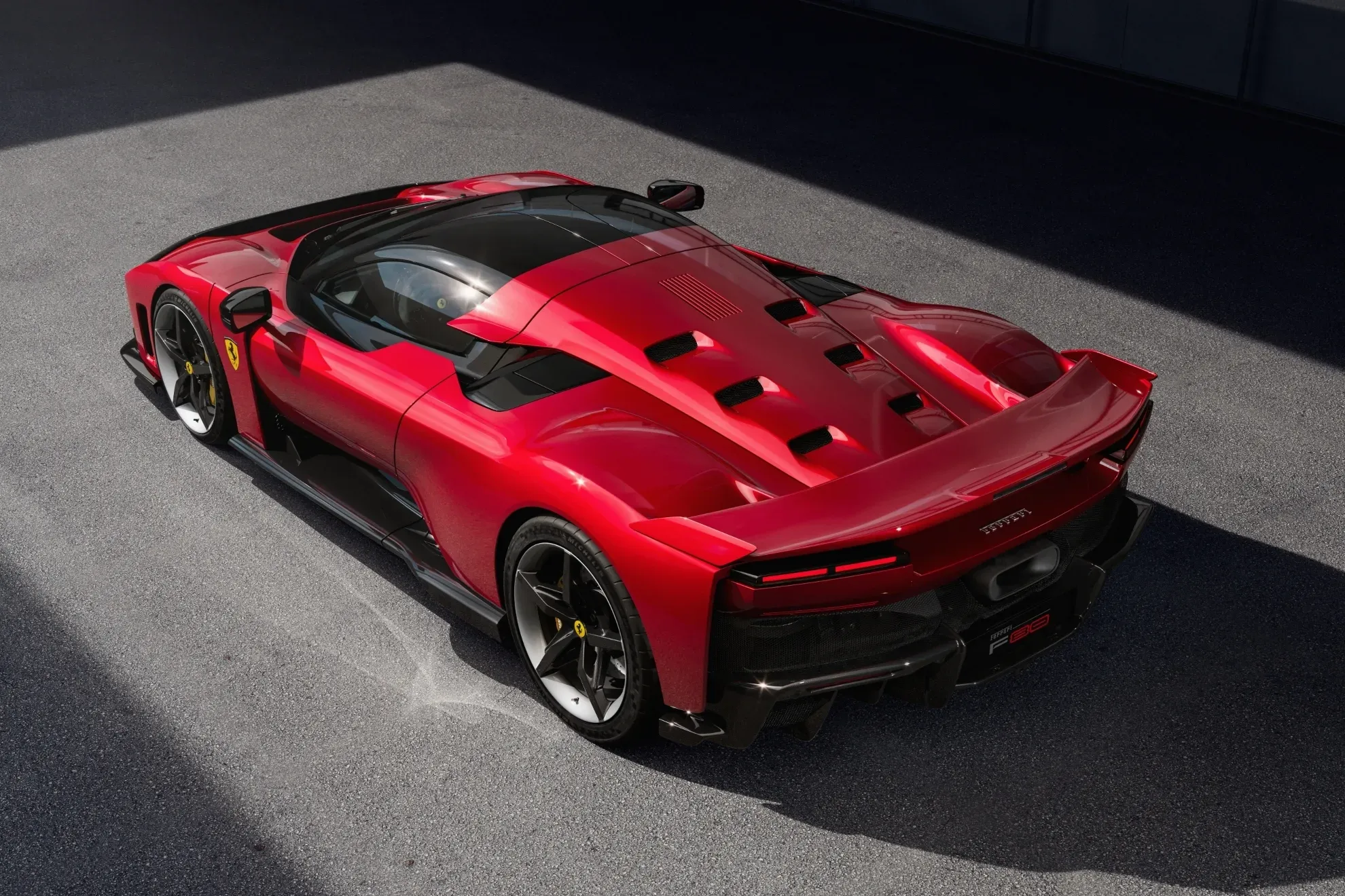 Ferrari F80 Hypercar 2024 - Vista frontal y lateral