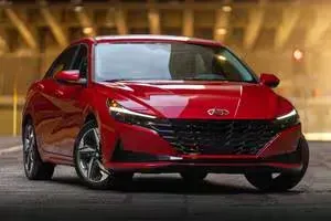 Hyundai Elantra 2025 - Vista frontal