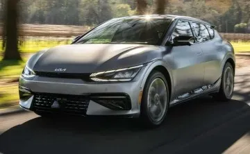 Vista frontal del Kia EV6 2024 mostrando su diseño futurista y luces diurnas LED