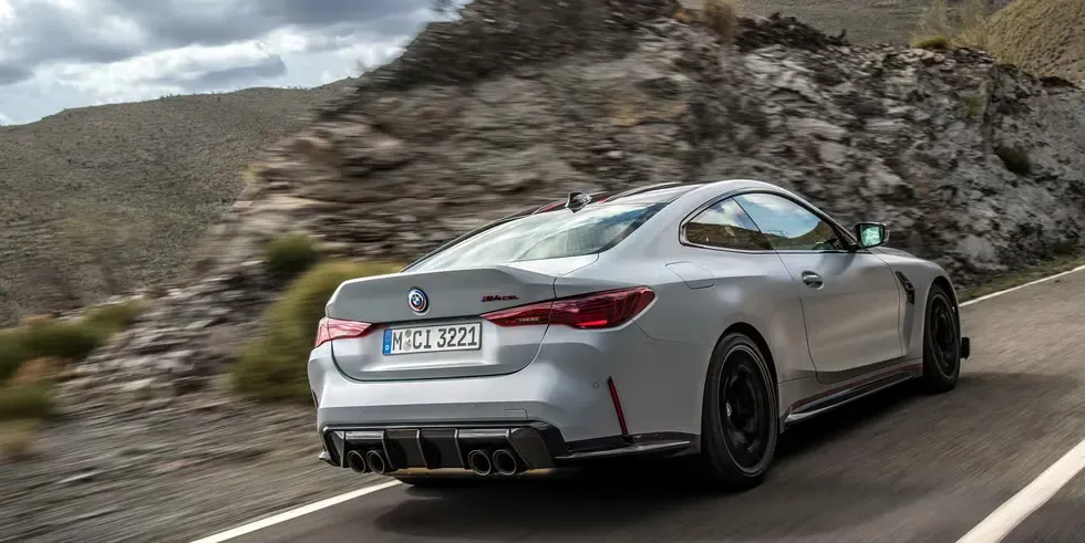 BMW M4 CSL 2024 lateral en circuito