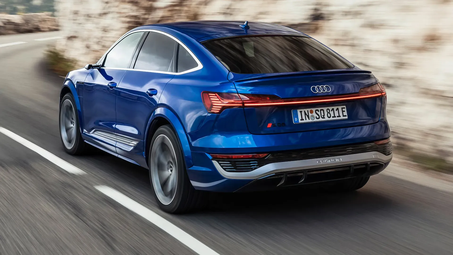 Audi Q8 e-tron Sportback 2024 vista trasera en movimiento