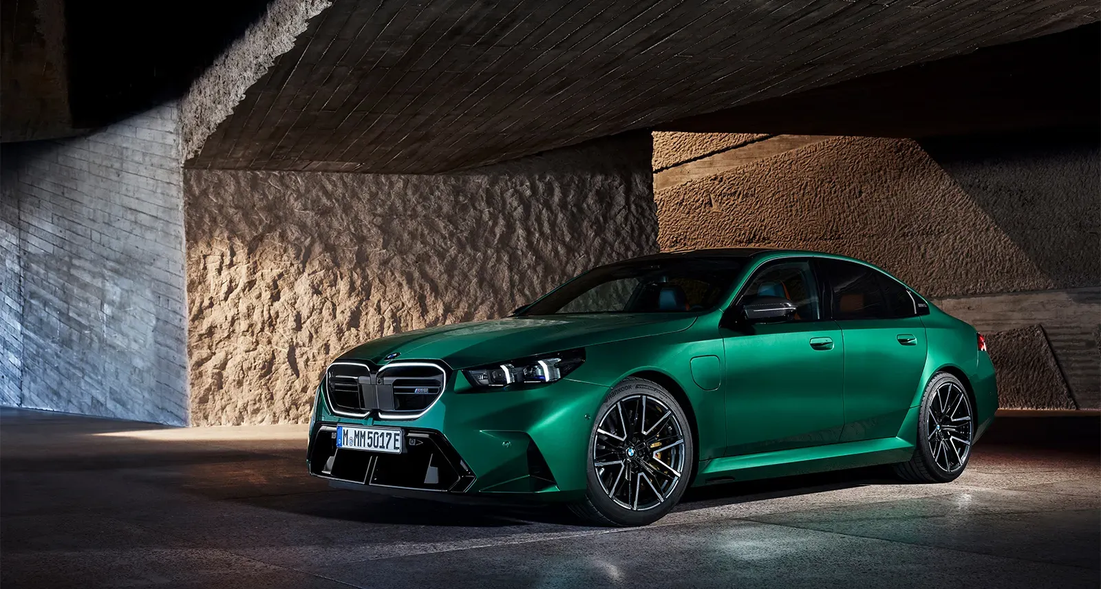 BMW M5 G90 2025 lateral y trasera