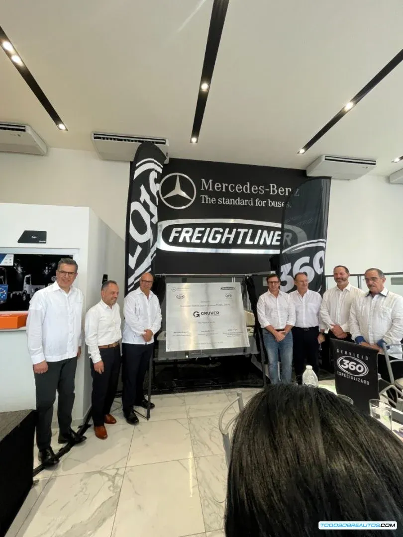 Fotografía de un camión freightliner 360 o mercedes-benz lo916 en entorno urbano.