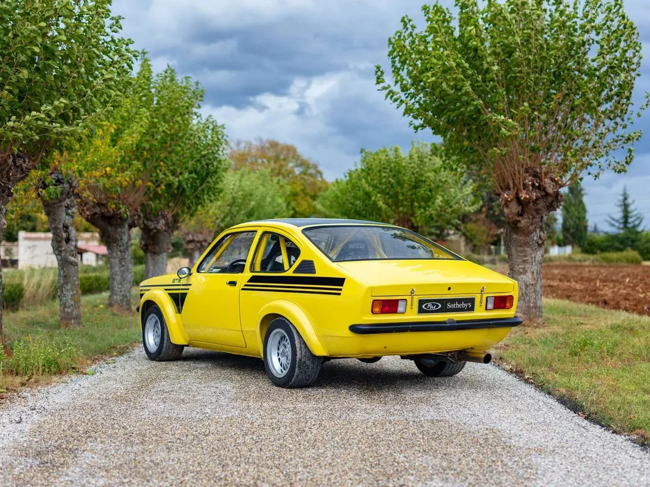 Opel Kadett C GT/E de perfil, líneas clásicas