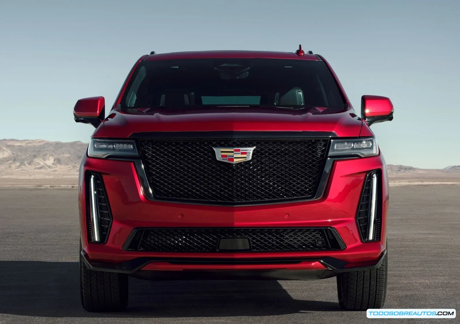 Vista frontal del Cadillac Escalade V 2025 mostrando su diseño agresivo