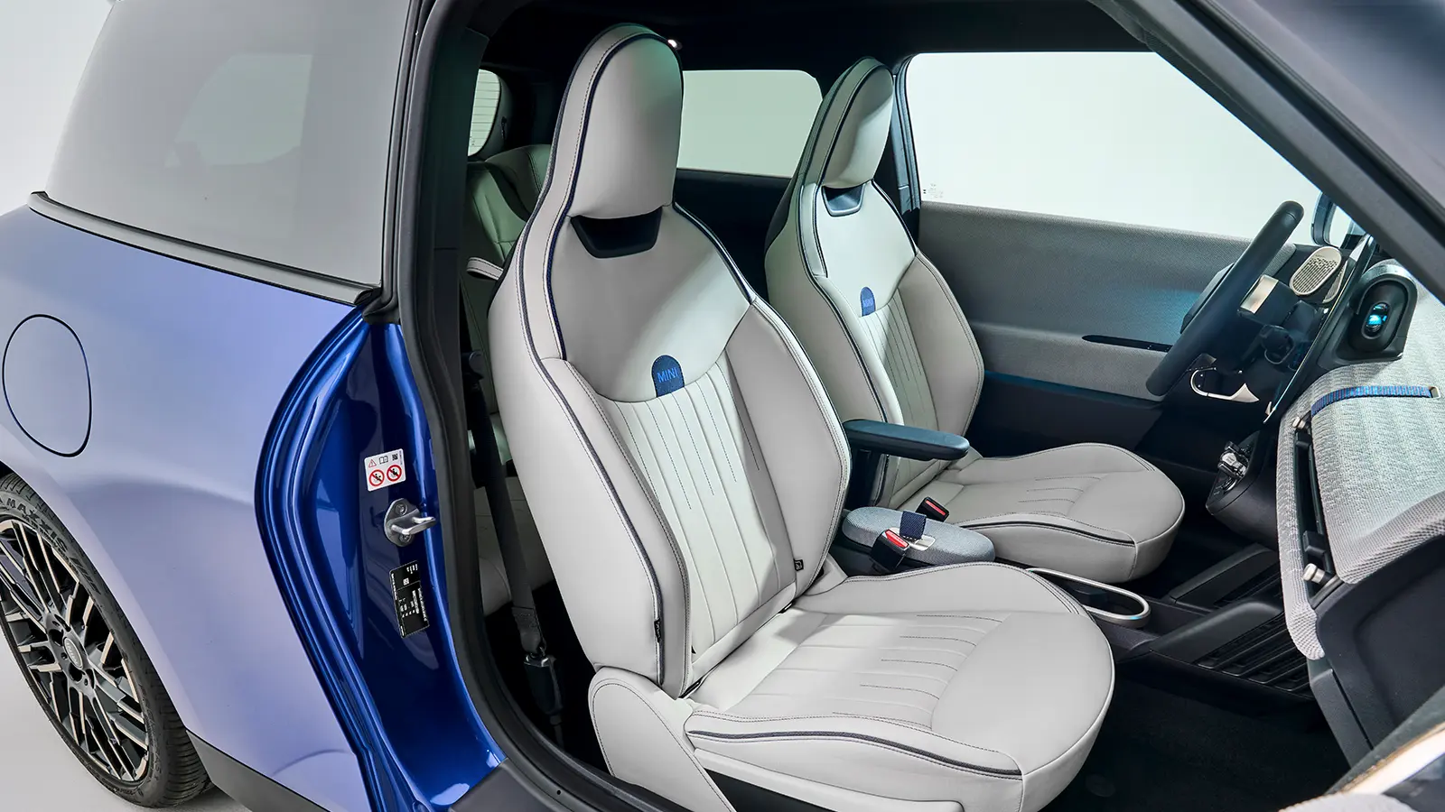 Interior del Mini Cooper 2025 con pantalla circular central