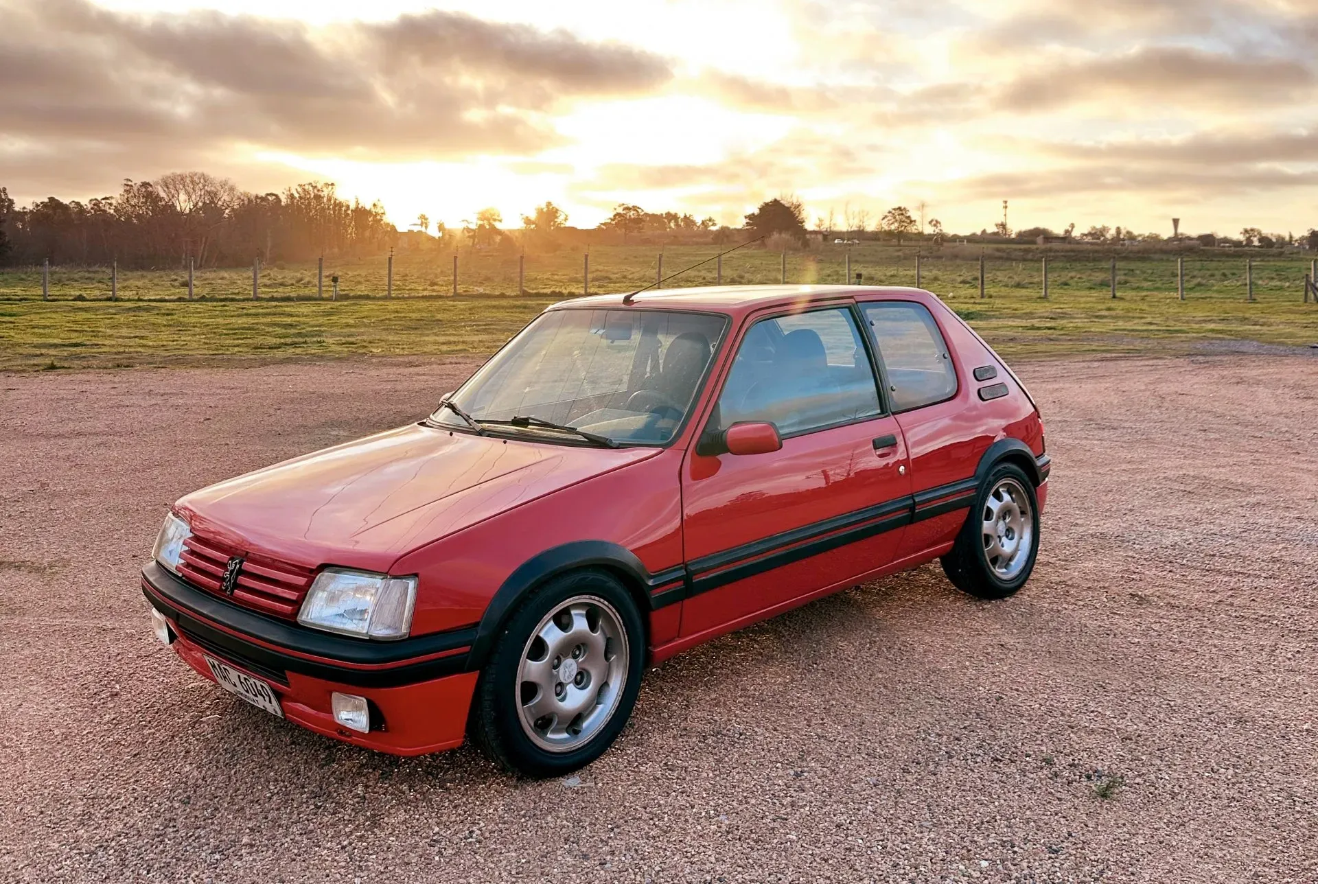 Peugeot 205 GTI clásico color rojo