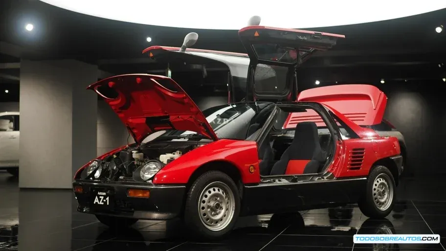 Detalle del panel de instrumentos y volante del Autozam AZ-1