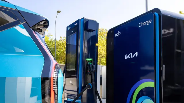 Interfaz de la aplicación Kia Charge mostrando puntos de recarga