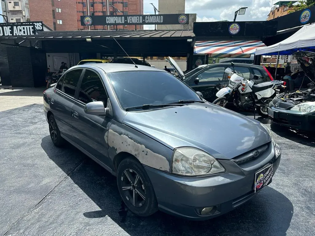 Varios autos usados estacionados