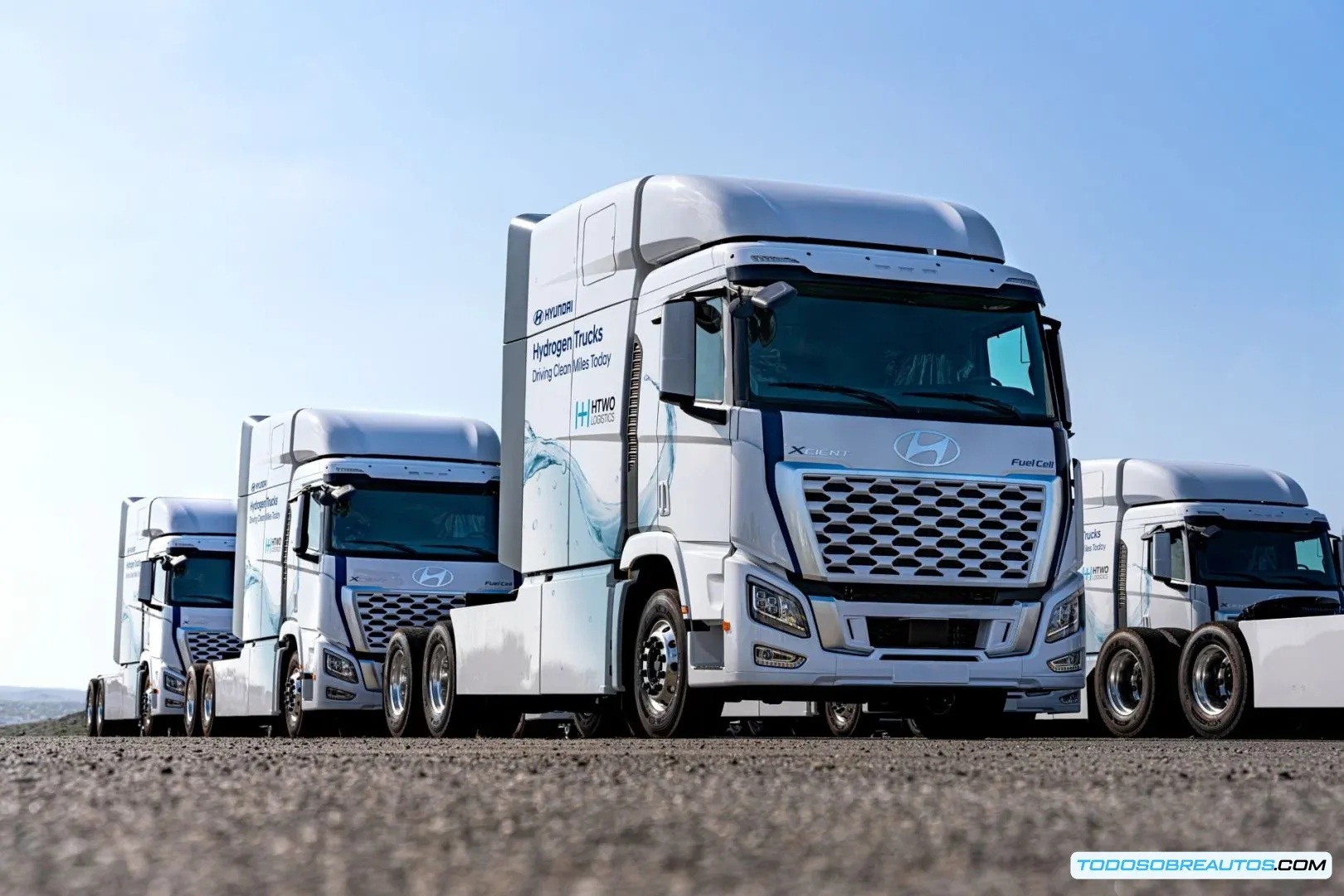 Imagen de varios camiones hyundai xcient pila combustible hidrógeno operando en una planta.