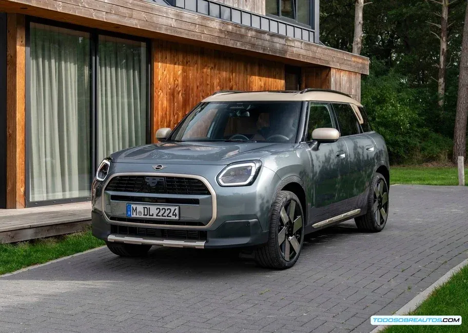 Diseño exterior de la Mini Countryman 2025, mostrando sus líneas más cuadradas y faros LED.