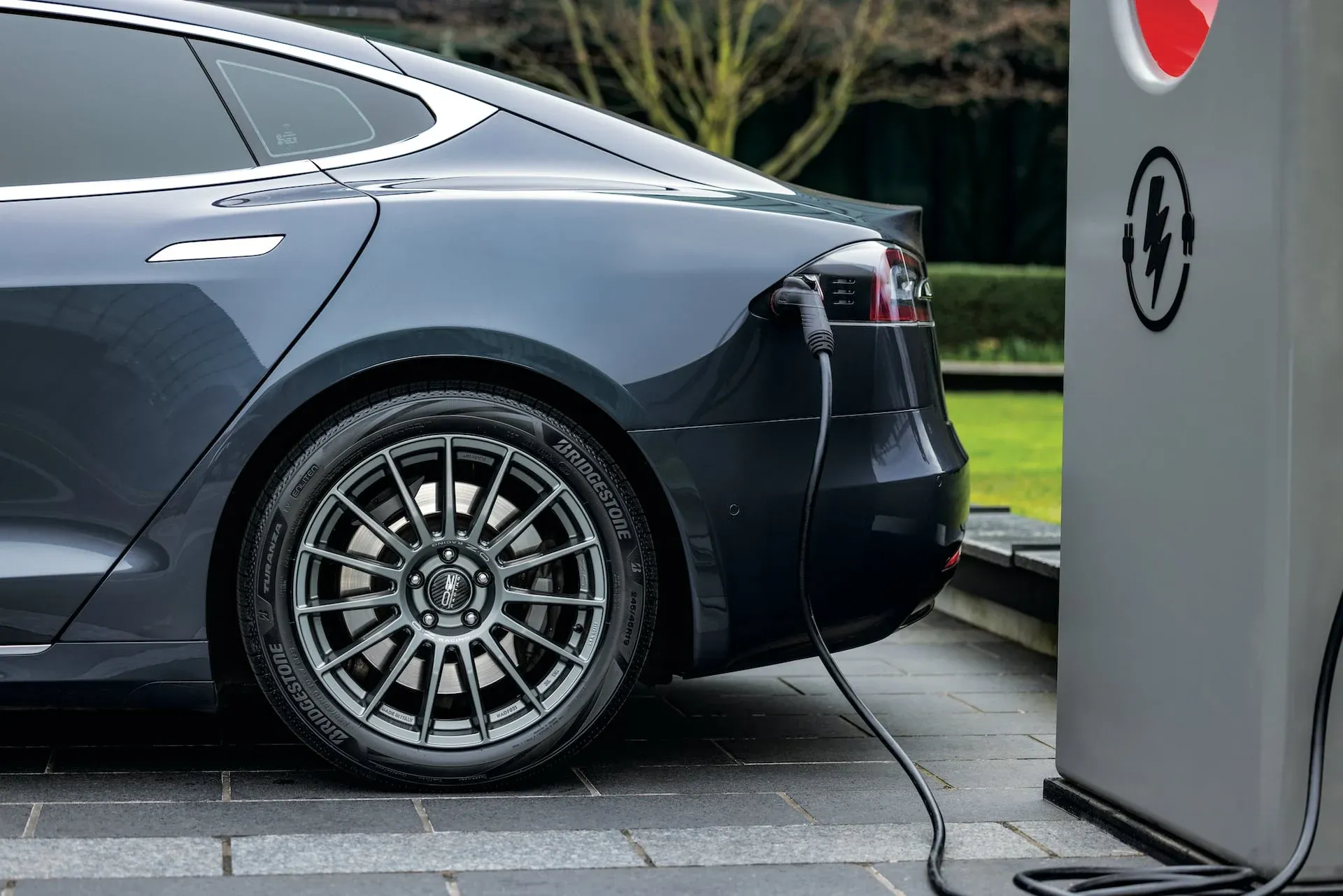 Bridgestone Turanza EV en estación de carga