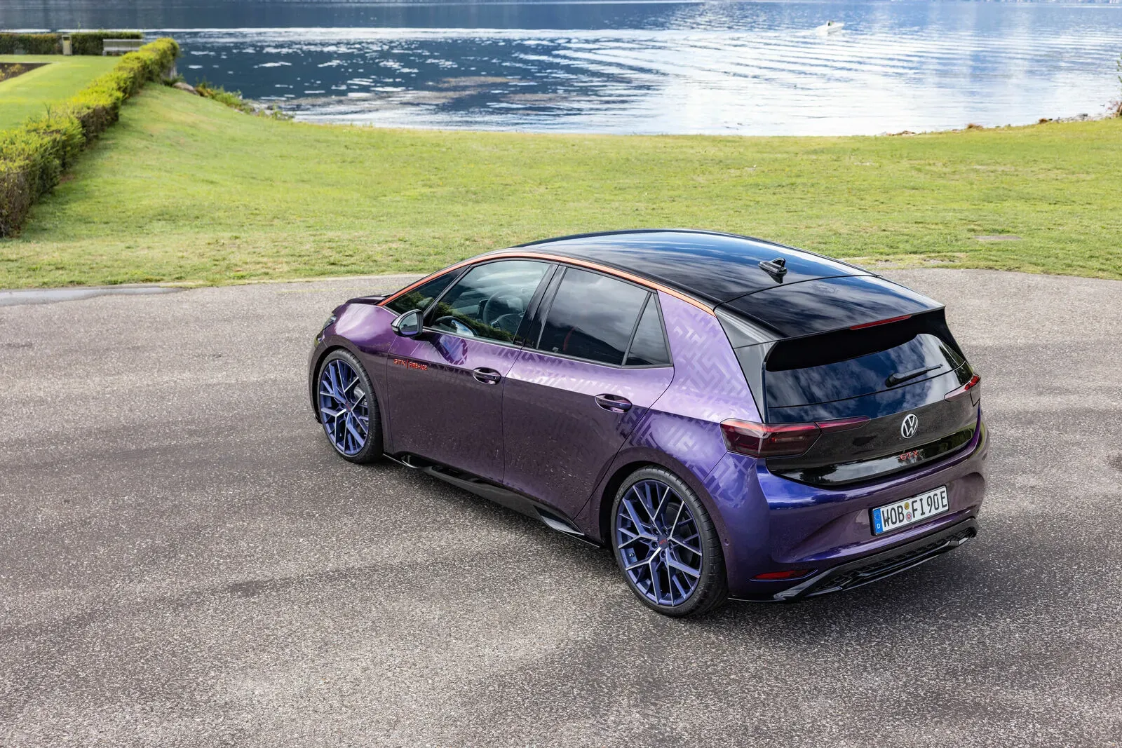 Volkswagen ID.3 GTX FIRE+ICE vista lateral mostrando el color Electric Violet y las llantas de 21 pulgadas