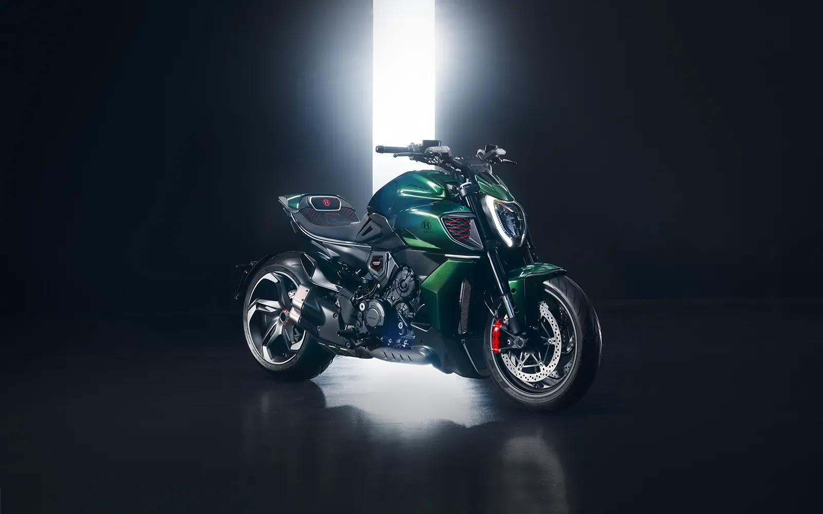 Ducati Diavel para Bentley vista lateral en color Scarab Green