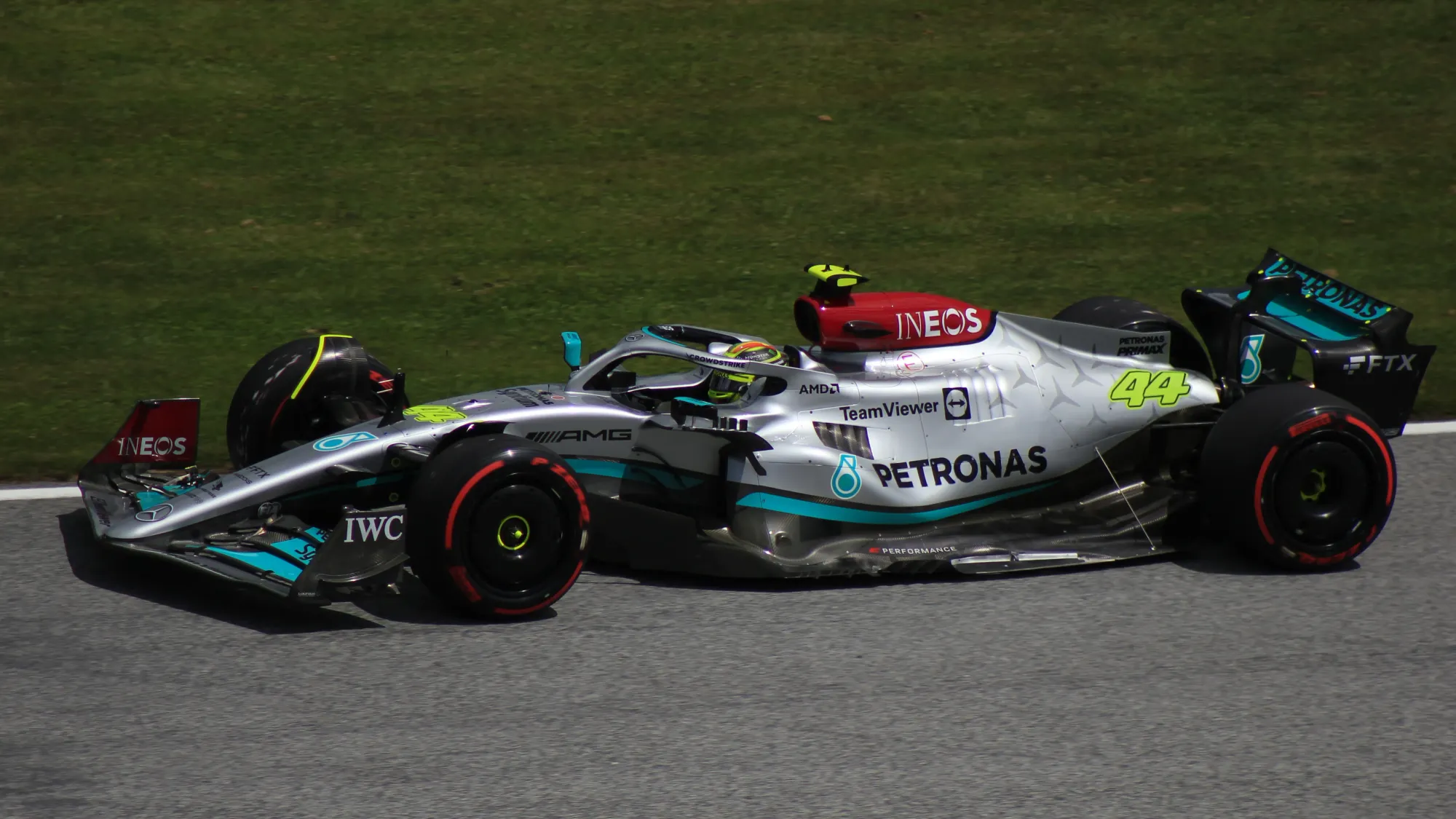 Mercedes-AMG F1 W13 en pista, mostrando los detalles de la pintura y gráficos