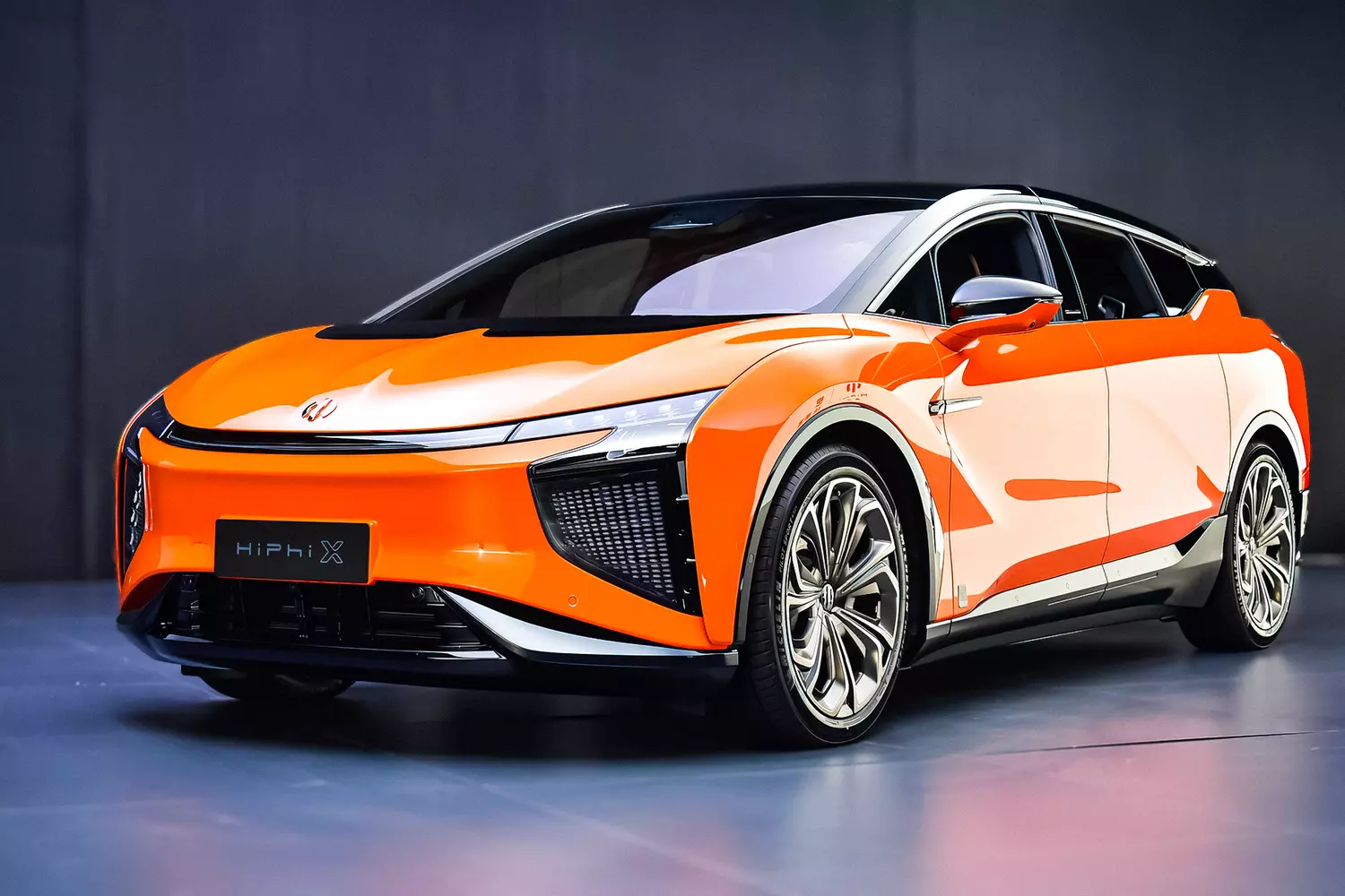 Interior del HiPhi X mostrando la pantalla gigante y la consola central