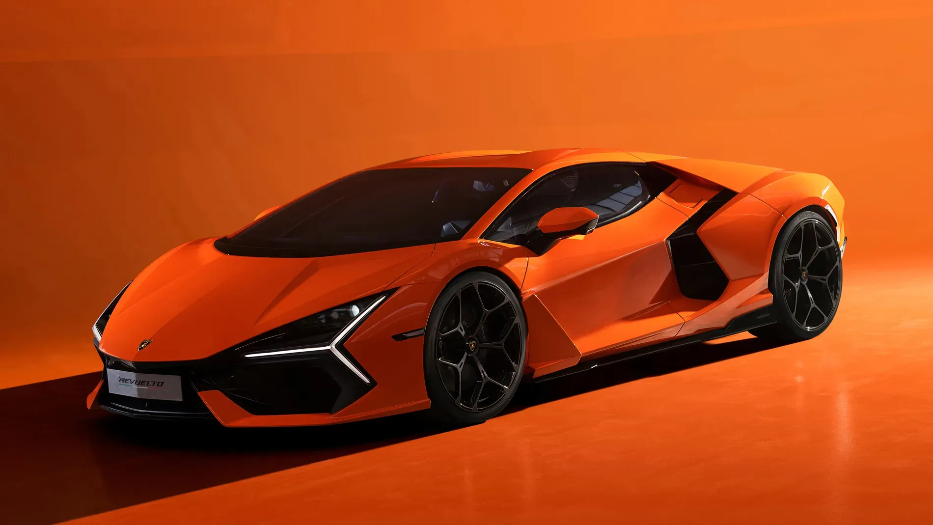Lamborghini Revuelto perfil laterl en pista