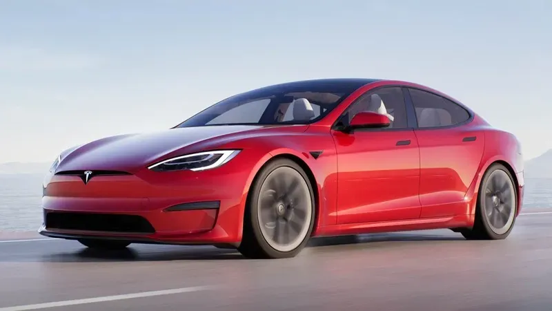 Tesla Model S Plaid en carretera