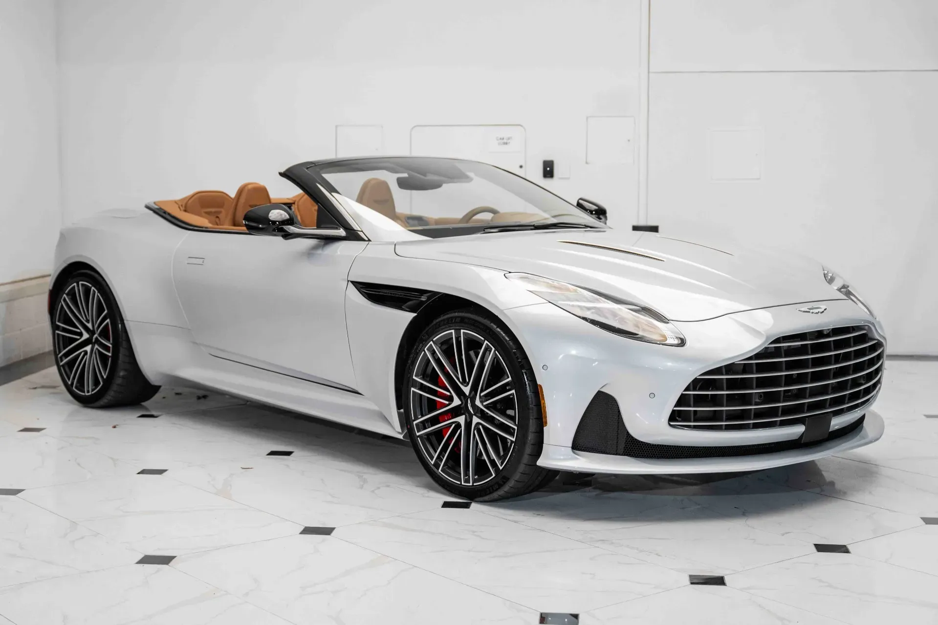 Vista frontal del Aston Martin DB12 Volante 2024