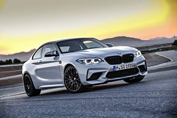 BMW M2 Competition F87 de frente estático